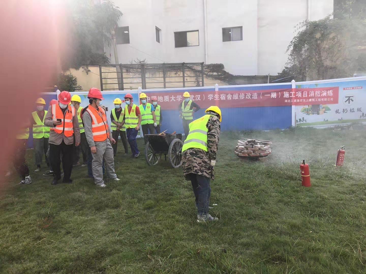 说明: D:\2020年项目\学生宿舍维修改造（一期）\照片\安全生产.jpg
